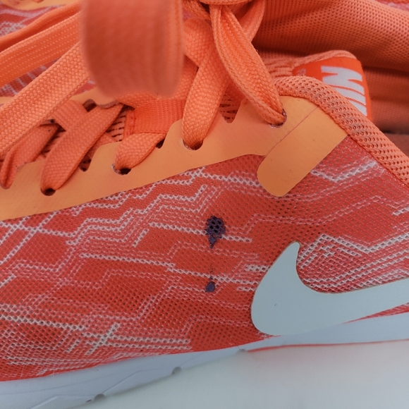 Nike Womans Size 7 Orange White Running Shoe FLAW Read Description - Picture 7 of 16